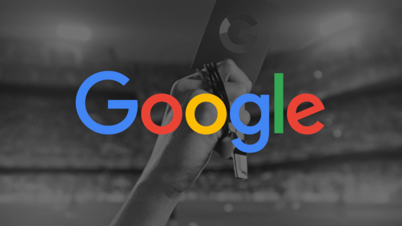 logotipo de google sobre fondo con mano con tarjeta roja