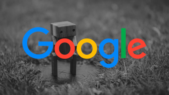 logotipo de google sobre fondo con robot de madera