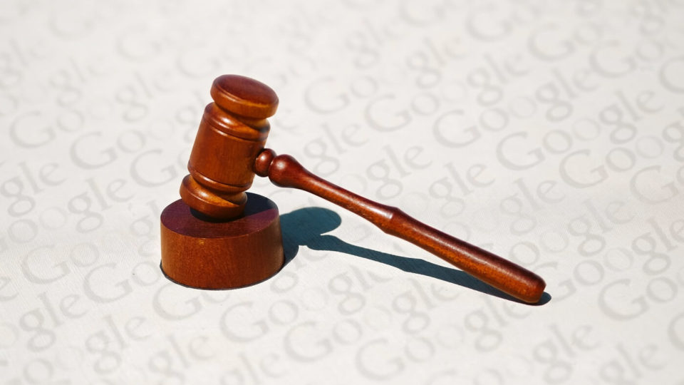 martillo judicial sobre fondo con logotipo de google